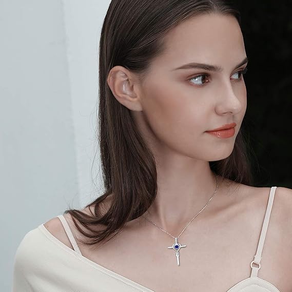 Collar Cruz Corazón de Zafiro | Oro Blanco